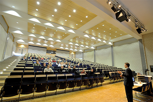 Studenten im Vorlesungssaal an der Universität der Bundeswehr München