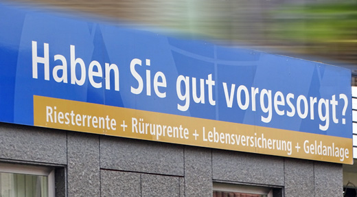 Ein blauer Banner an einer Versicherungsagentur mit den Worten: Haben Sie gut vorgesorgt? und Riesterrente, Rüruprente, Lebensversicherung und Geldanlage.