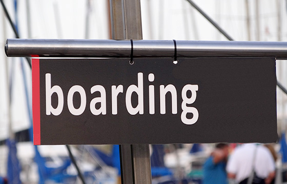 Arbeiten im Ausland - Schild mit Schriftzug boarding