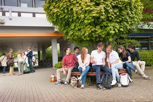 Studenten auf dem Campus der ESB Business School