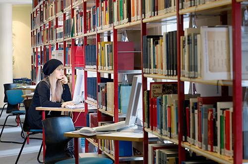 Studentin in der Bibliothek der Universität Witten Herdecke