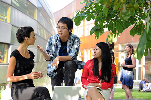 Internationale Studenten auf dem Campus der Freien Universität Berlin