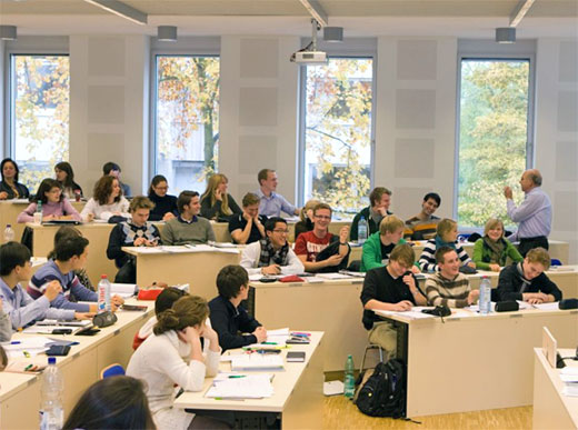 Ein Professor hält eine Vorlesung im Hörsaal an der WHU - Otto Beisheim School of Management.
