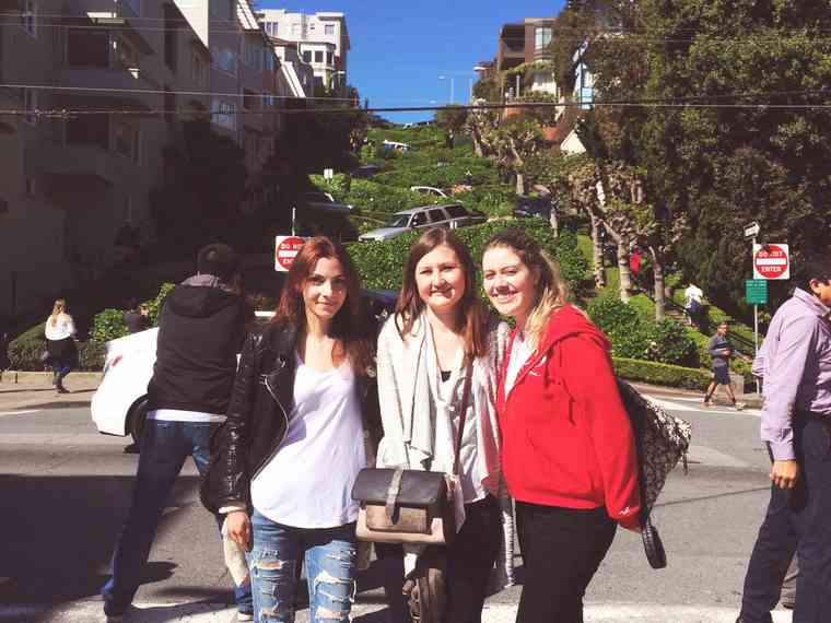 Gruppenfoto vor der Lombard Street in San Francisco, USA
