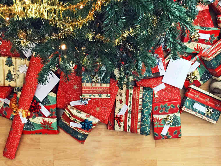 Viele Geschenke beim Wichteln untern dem Weihnachtsbaum.