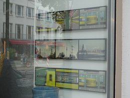 Drei Fotoreihen in einem Schaufenster zum Thema Alexanderplatz.
