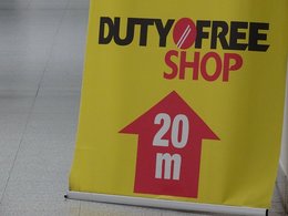 Das gelbe Hinweisschild für einen Duty Free Shop in 20m.