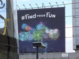 Ein riesiges Plakat mit Feuerwerk und der Aufschrift: Find your fun.