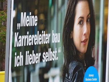 Ein Werbeplakat mit einer jungen Frau und der Schrift "Meine Karriereleiter bau ich lieber selbst".