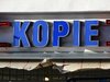 In großen blauen Leuchtbuchstaben über einem Lande das Wort KOPIE.