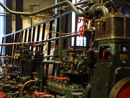 Eine ausgestellte Maschine in einem technischen Museum.