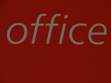 Ein weißer Schriftzug -Office- auf rotem Grund.