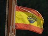 Eine spanische Flagge mit einer blauen Krone weht im Wind.
