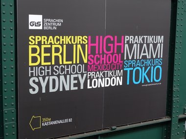 Ein Werbeplakat für das Sprachzentrum in Berlin mit verschiedenen Städtenamen z.B.Sydney und Fortbildungsarten z.B.Praktikum.