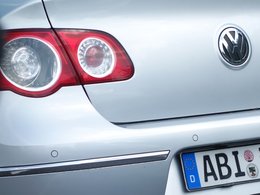 Das Heck eines silbernen VW mit dem Kennzeichen: ABI IA 55.