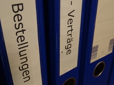 Auftragsverwaltung: Blauer Aktenordner mit der Beschriftung: Bestellungen.