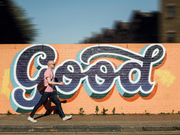 Arbeitgeberbewertungsplattformen: Ein Mann geht mit großen Schritten an einem Graffiti mit dem Wort "Good" vorbei.