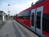 Ein roter Zug der Regionalbahn.
