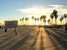 Streetball Basketball bei Sonnenuntergang.