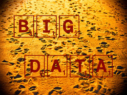 Fußspuren im Sand symbolisieren das Thema Big-Data und Datenanalyse.