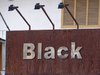 Das Wort "Black" in silbern Buchstaben als Teil der Werbung für den "Black Friday" Sale.