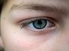 Blick auf Berufseinstieg: Der Gesichtsausschnitt einer Frau mit Auge und Augenbraue.