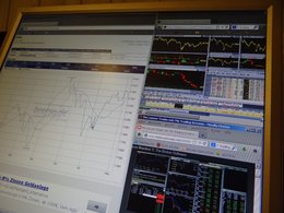 Ein Computerbildschirm mit Börsennachrichten und Kurven.