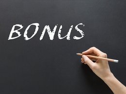Das Wort BONUS - für Gehaltsbonus - auf einer Kreidetafel geschrieben.