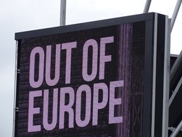 Ein 30 Meter hoher Werbescreen in London warnt davor, dass 3 Millionen UK Jobs vom Handel mit der EU abhängen und durch den Brexit in Gefahr sind.