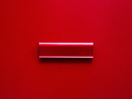 Ein roter Briefschlitz an einer roten Tür.