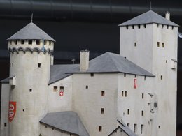 Eine graue Burg im Miniatur-Eisenbahnland in Hamburg.