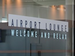 Ein Information auf einer Glasscheibe für die Airport Lounge - Welcome and relax.