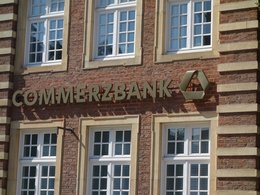 Der plastische Schriftzug der Commerzbank in platin an einer Gebäudefassade.