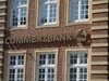 Der plastische Schriftzug der Commerzbank in platin an einer Gebäudefassade.