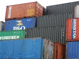 Bunter Stapel von Containern verschiedener Firmen. 