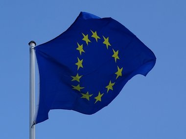 Eine wehende EU-Flagge