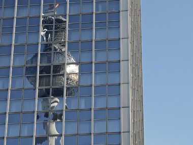 Der Fernsehturm in Berlin spiegelt sich in einem Gebäude.