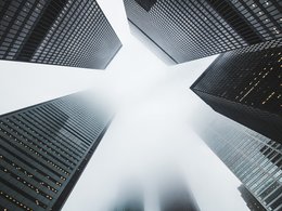 Wolkenkratzer im Nebel von unten abgelichtet, gehören zum Finanzzentrum in Toronto, Canada.