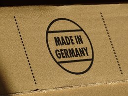 Ein Karton mit der schwarzen Aufschrift: Made in Germany mit einem Kreis eingefasst.