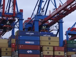 Container und Verladekräne im Hafen von Hamburg.