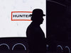 Personalsuche mit Headhunter: Kontur von einem Mann vor hellem Hintergrund auf dem das Wort "Hunter" steht.