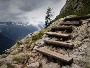 Eine Treppe aus Holzbalken im Gebirge.
