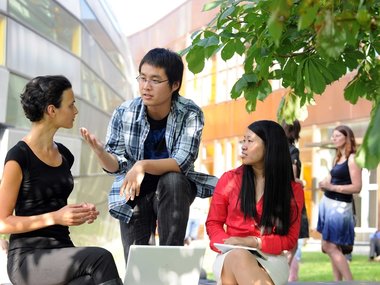 Internationale Studenten unterhalten sich auf dem Campus der Freien Universität Berlin