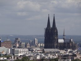 Ein Stadtblick über Köln mit dem Kölner Dom.