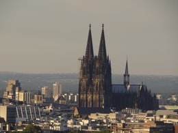 Ein Stadtblick über Köln mit dem Kölner Dom.