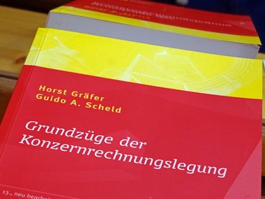 Cover vom Lehrbuch "Grundzüge der Konzernrechnungslegung".