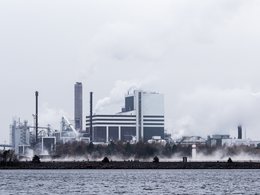Ein Kraftwerk mit aufsteigendem Nebel am Meer.