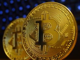 Das Foto zeigt zwei fiktive Bitcoin-Münzen.