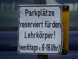 Schild auf einem Lehrer-Parkplatz: Parkplätze reserviert für den Lehrkörper