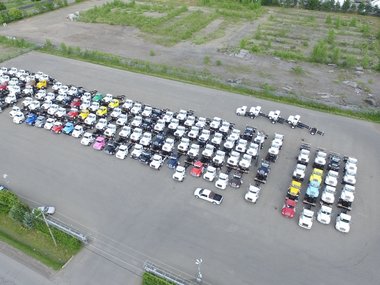 Ein Parkplatz mit zahlreichen LKW´s.